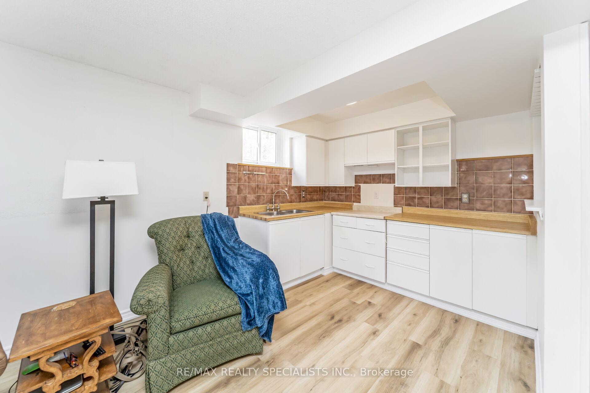 Photo 36 of 65 Bronte Crescent, Barrie, Letitia Heights — HOMEH