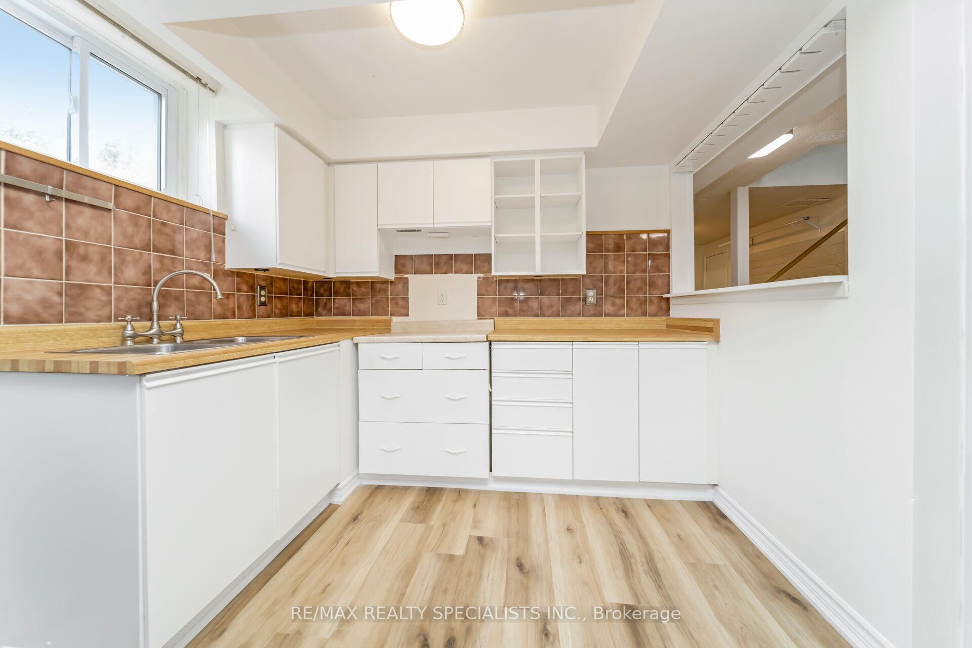 Photo 39 of 65 Bronte Crescent, Barrie, Letitia Heights — HOMEH