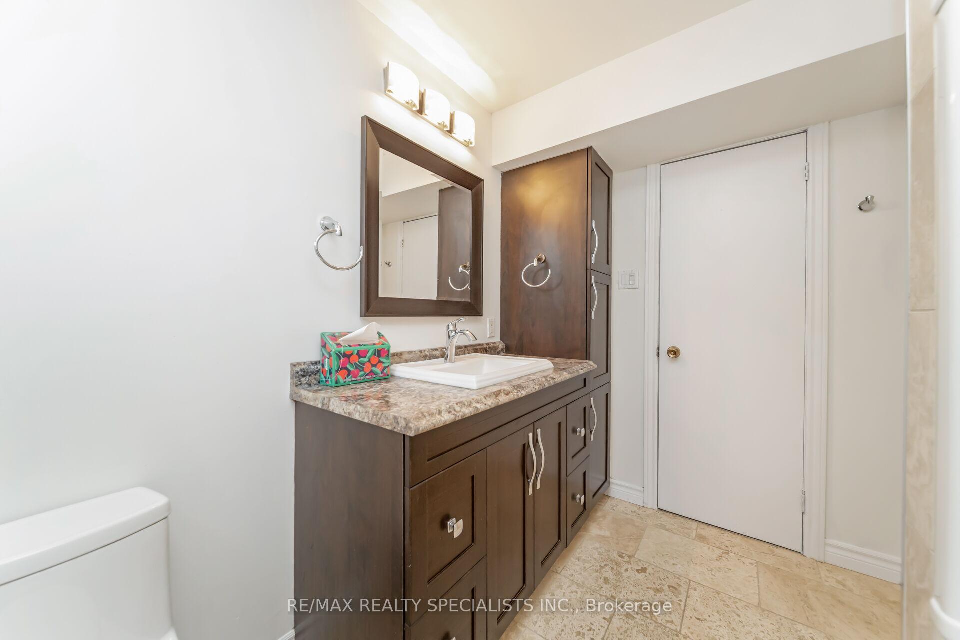 Photo 37 of 65 Bronte Crescent, Barrie, Letitia Heights — HOMEH