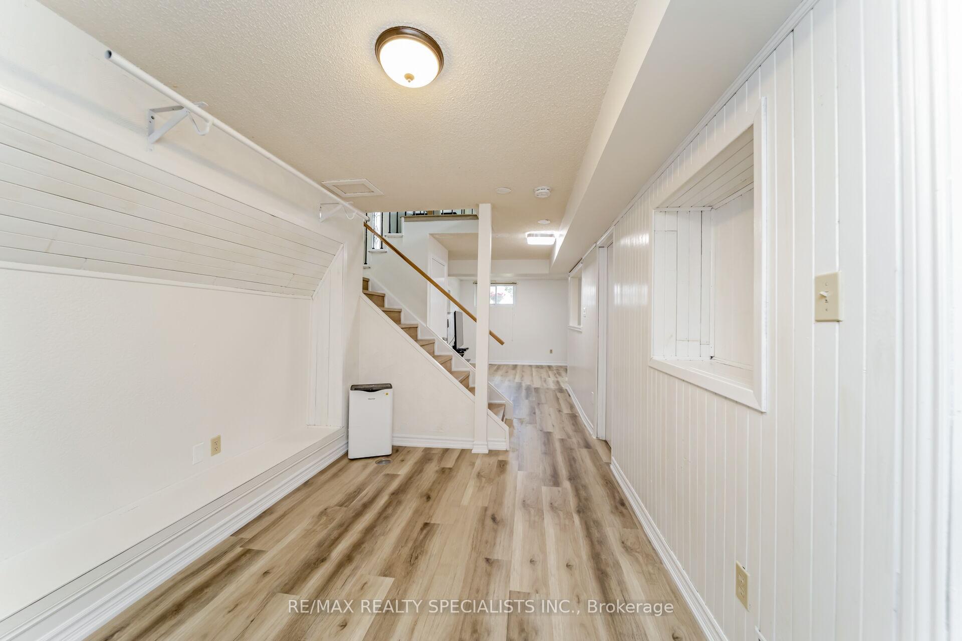 Photo 43 of 65 Bronte Crescent, Barrie, Letitia Heights — HOMEH