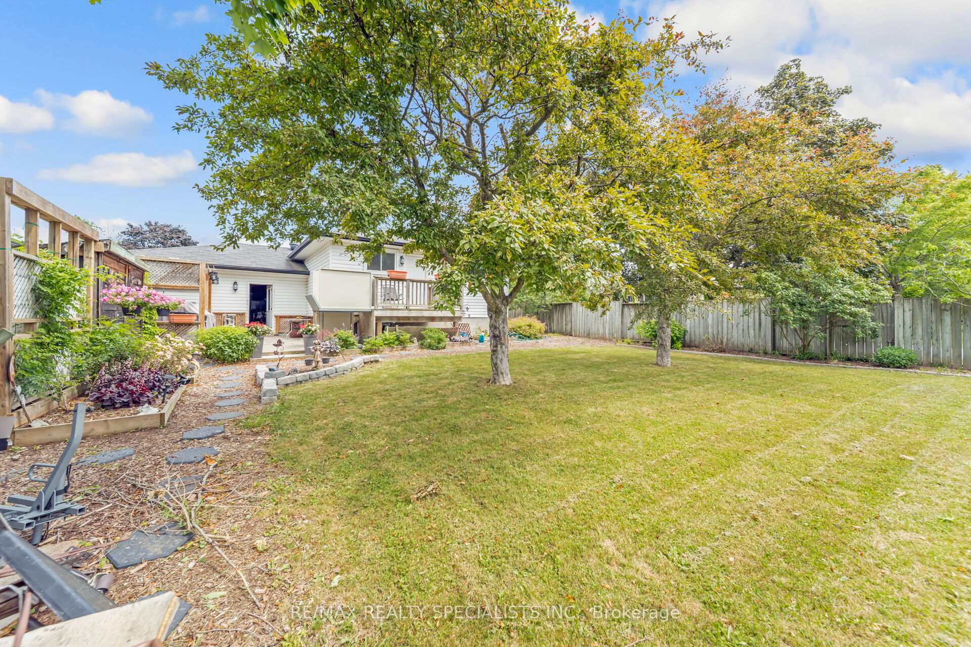 Photo 45 of 65 Bronte Crescent, Barrie, Letitia Heights — HOMEH