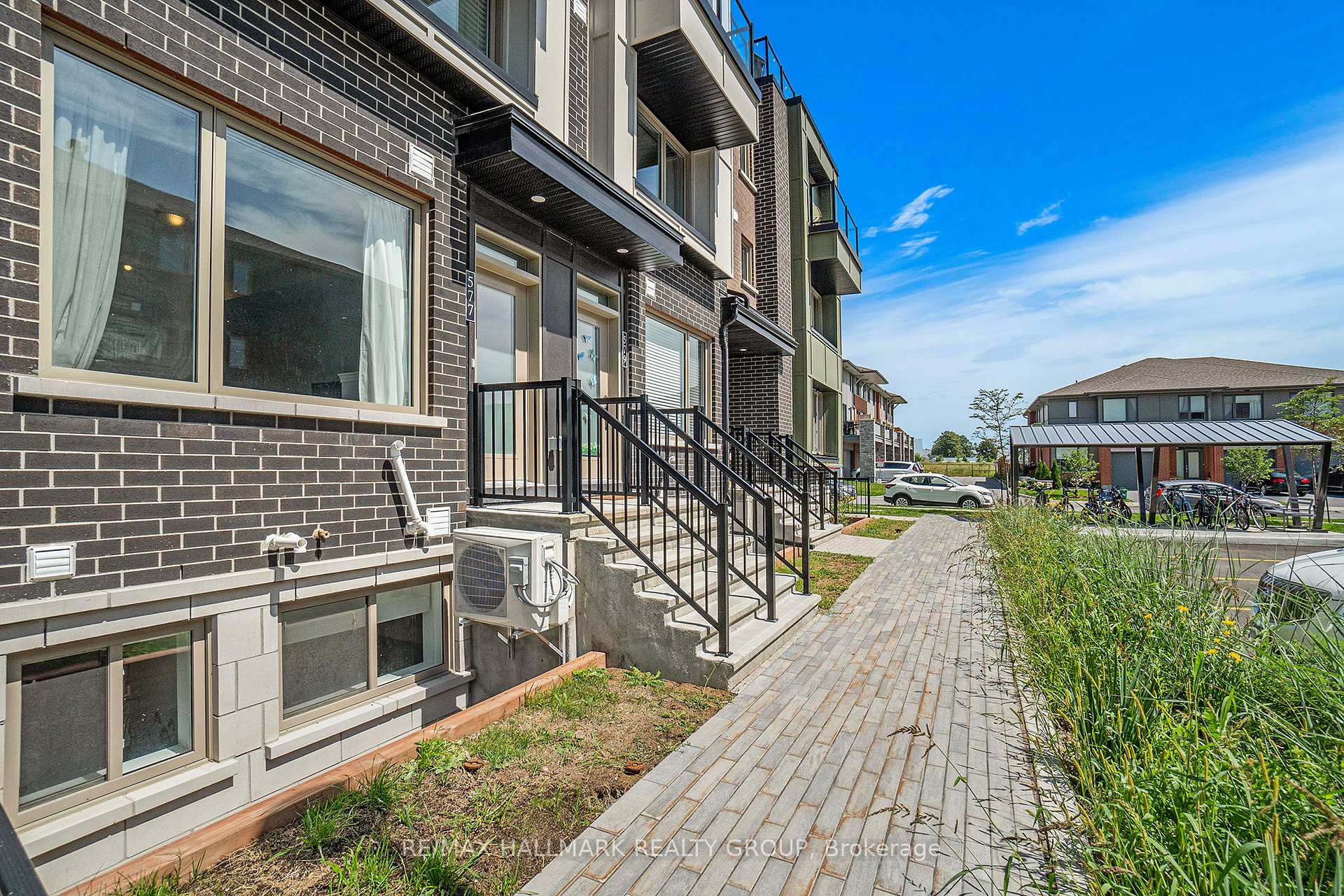 Photo 2 of 577 Takamose Private, Ottawa, CFB Rockcliffe and Area — HOMEH