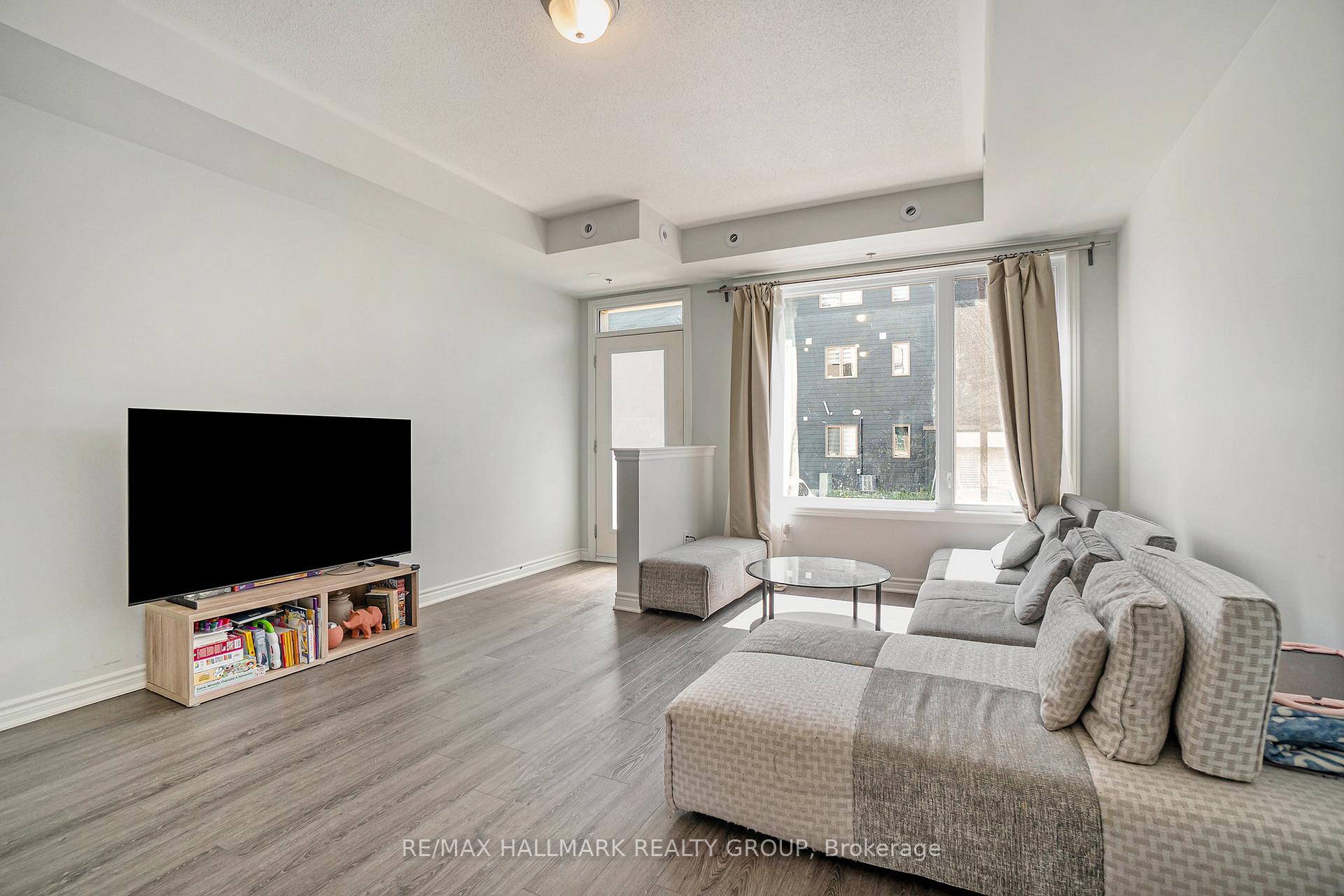 Photo 3 of 577 Takamose Private, Ottawa, CFB Rockcliffe and Area — HOMEH