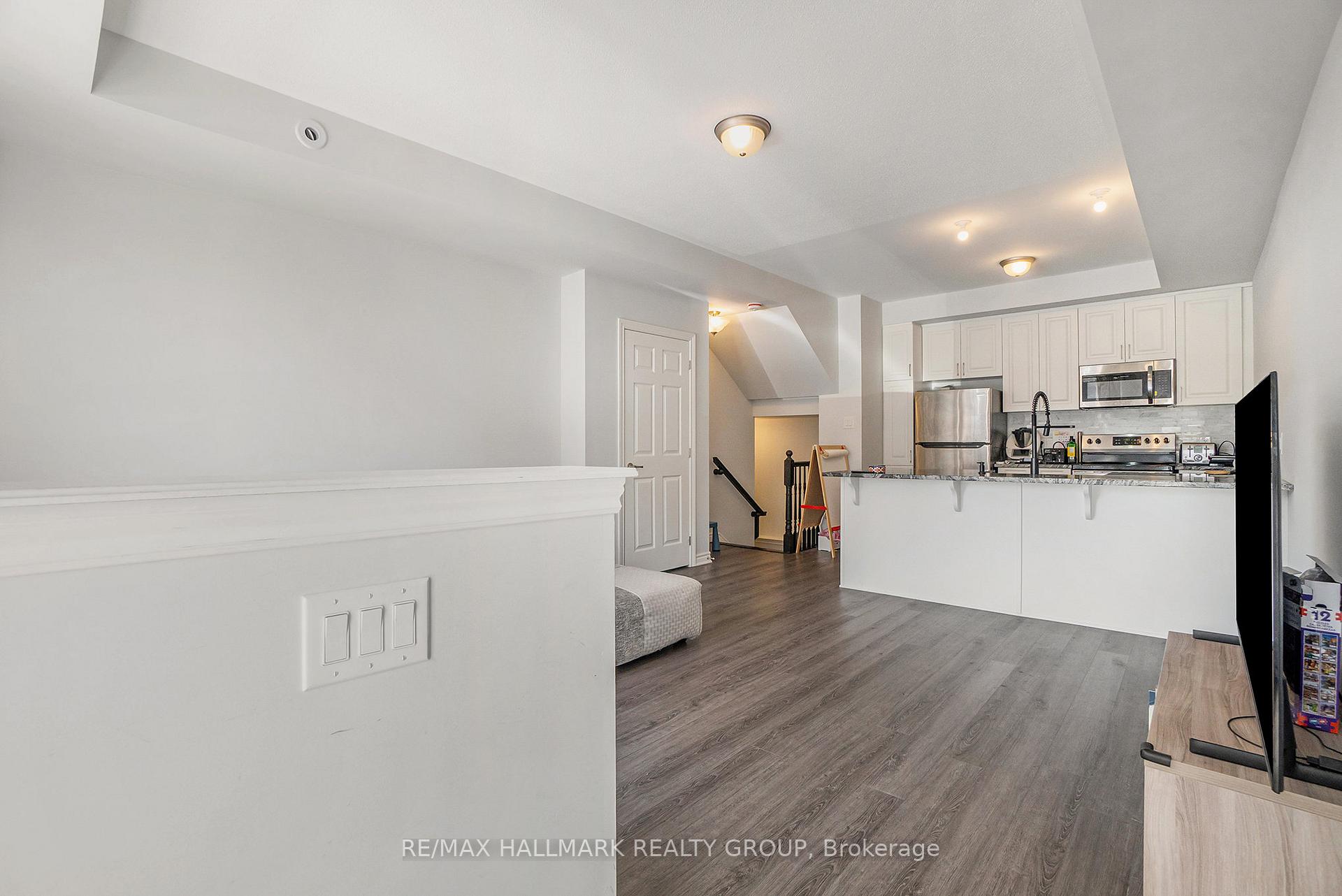 Photo 4 of 577 Takamose Private, Ottawa, CFB Rockcliffe and Area — HOMEH