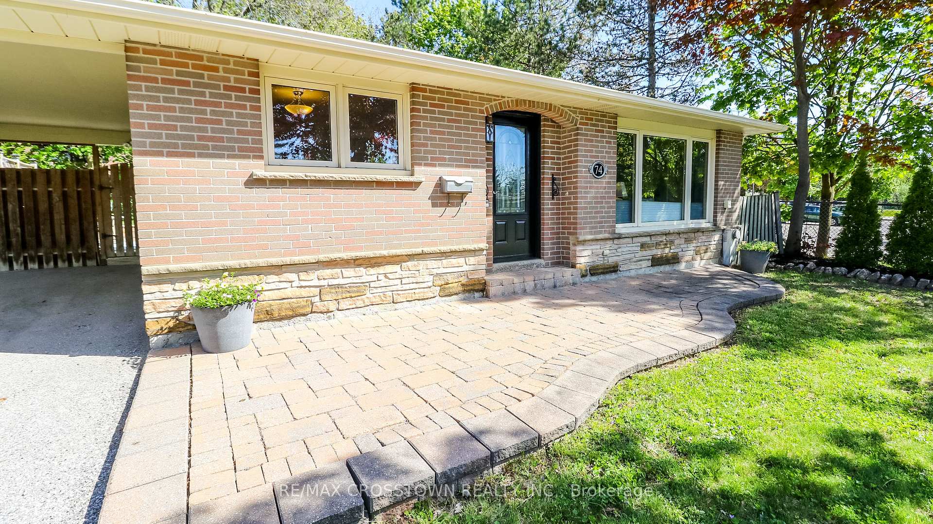 Photo 4 of 74 Devins Drive, Aurora, Aurora Heights — HOMEH