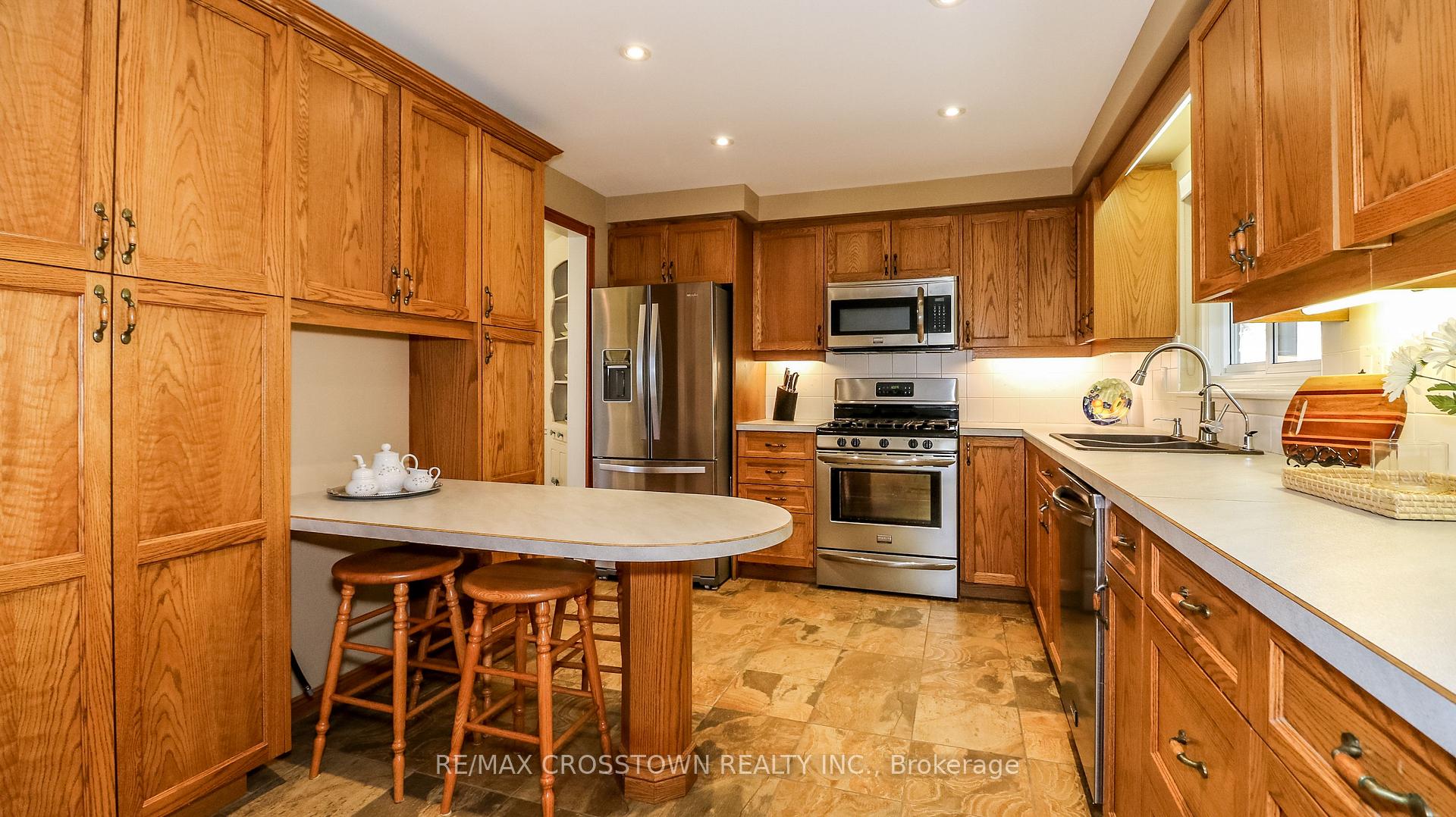 Photo 15 of 74 Devins Drive, Aurora, Aurora Heights — HOMEH