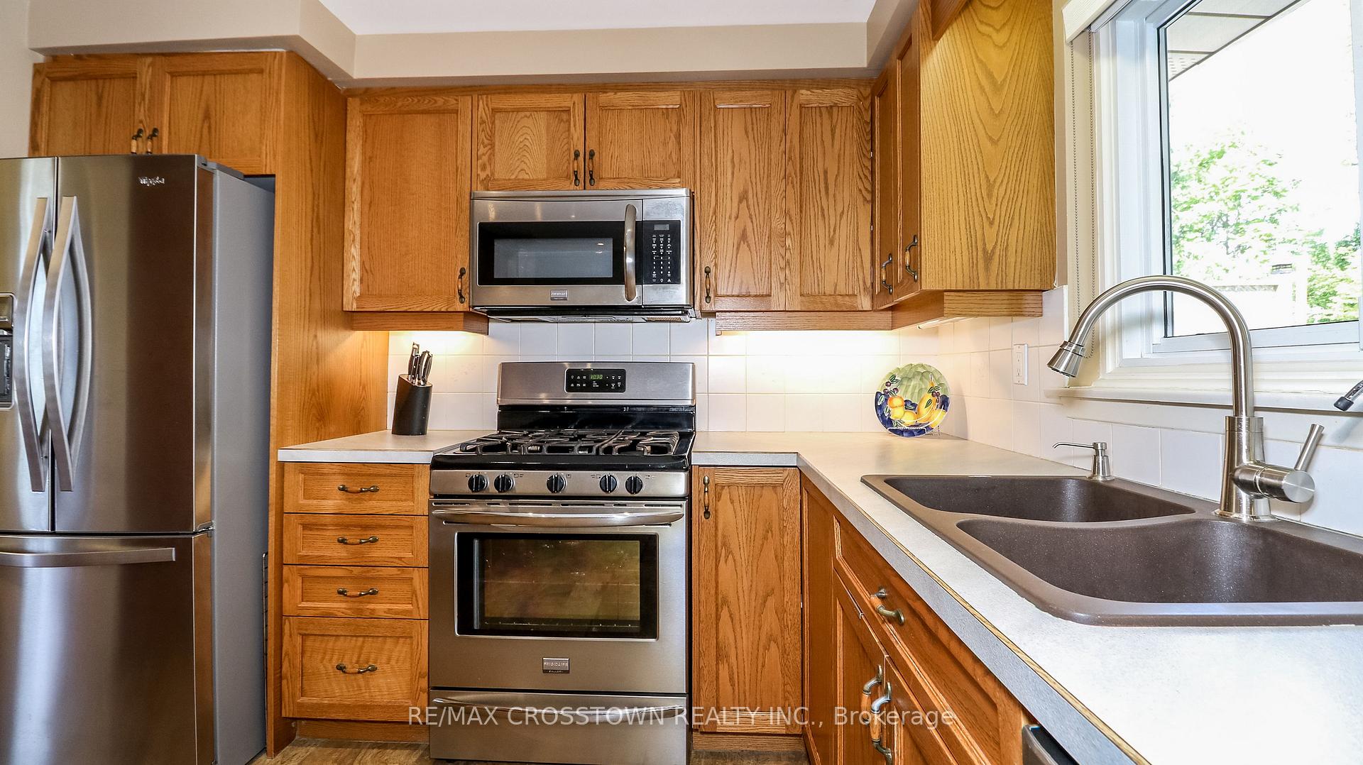 Photo 17 of 74 Devins Drive, Aurora, Aurora Heights — HOMEH