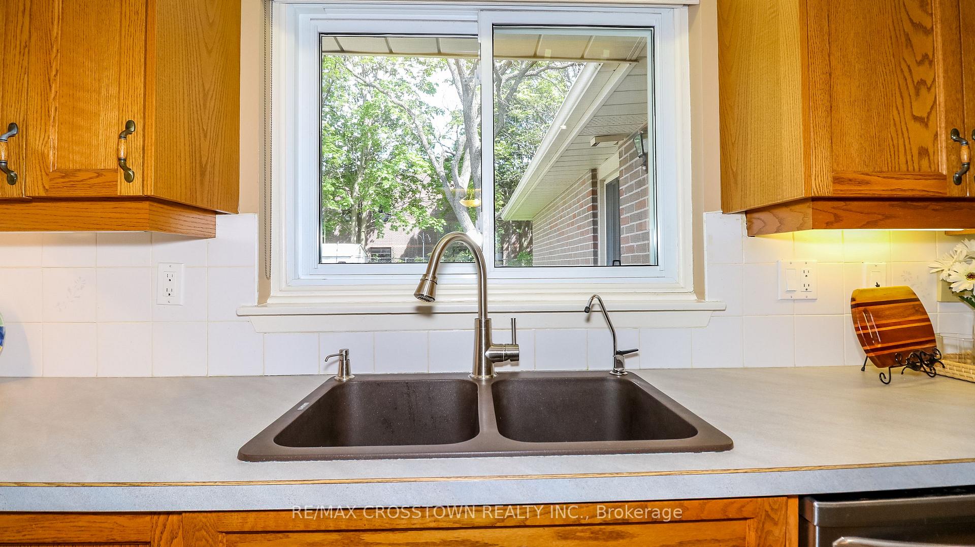 Photo 18 of 74 Devins Drive, Aurora, Aurora Heights — HOMEH