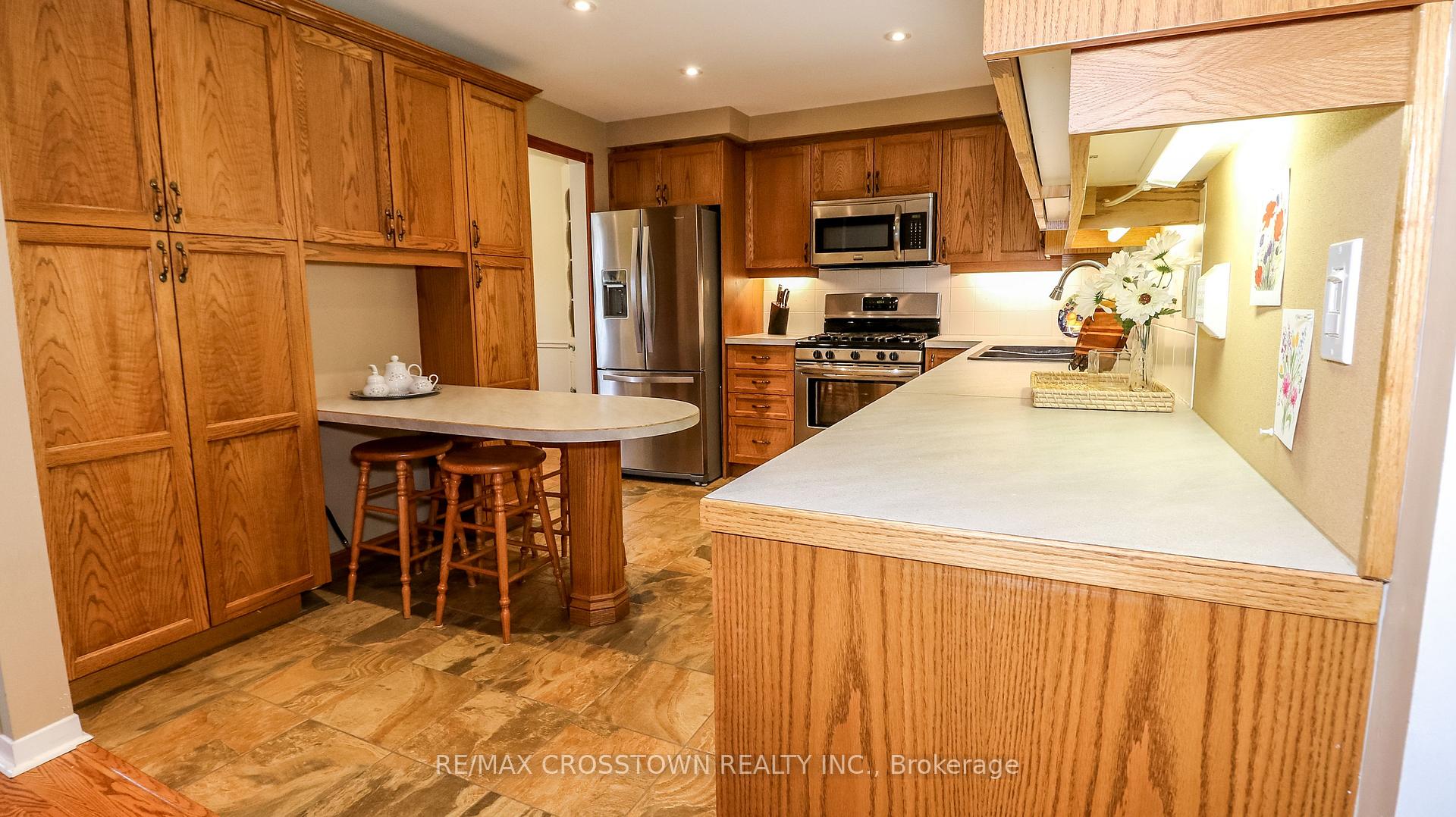 Photo 20 of 74 Devins Drive, Aurora, Aurora Heights — HOMEH