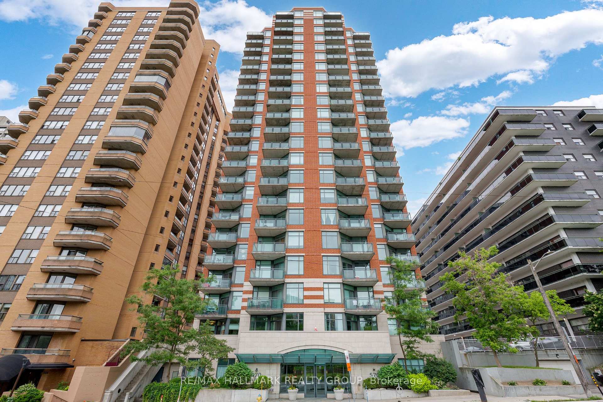 Front of Unit 1604, 570 Laurier Avenue W