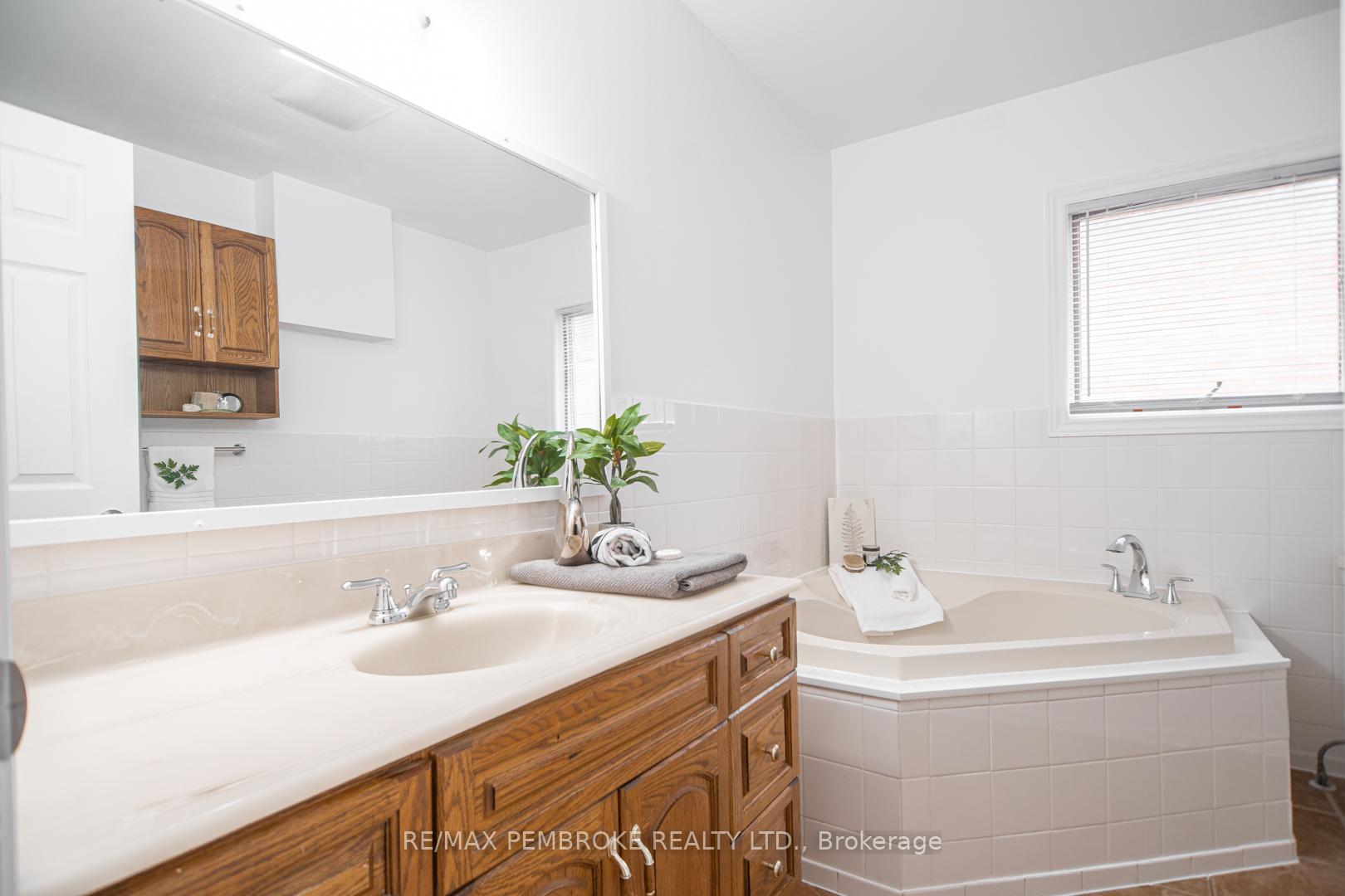 Photo 21 of 84 Frontenac Crescent, Deep River — HOMEH