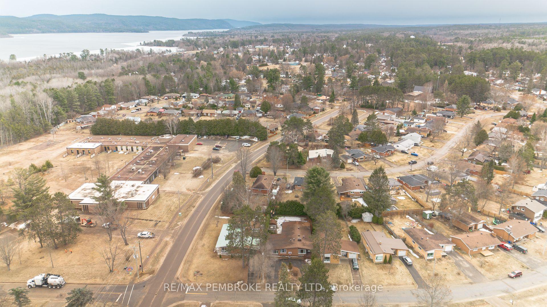 Photo 39 of 84 Frontenac Crescent, Deep River — HOMEH