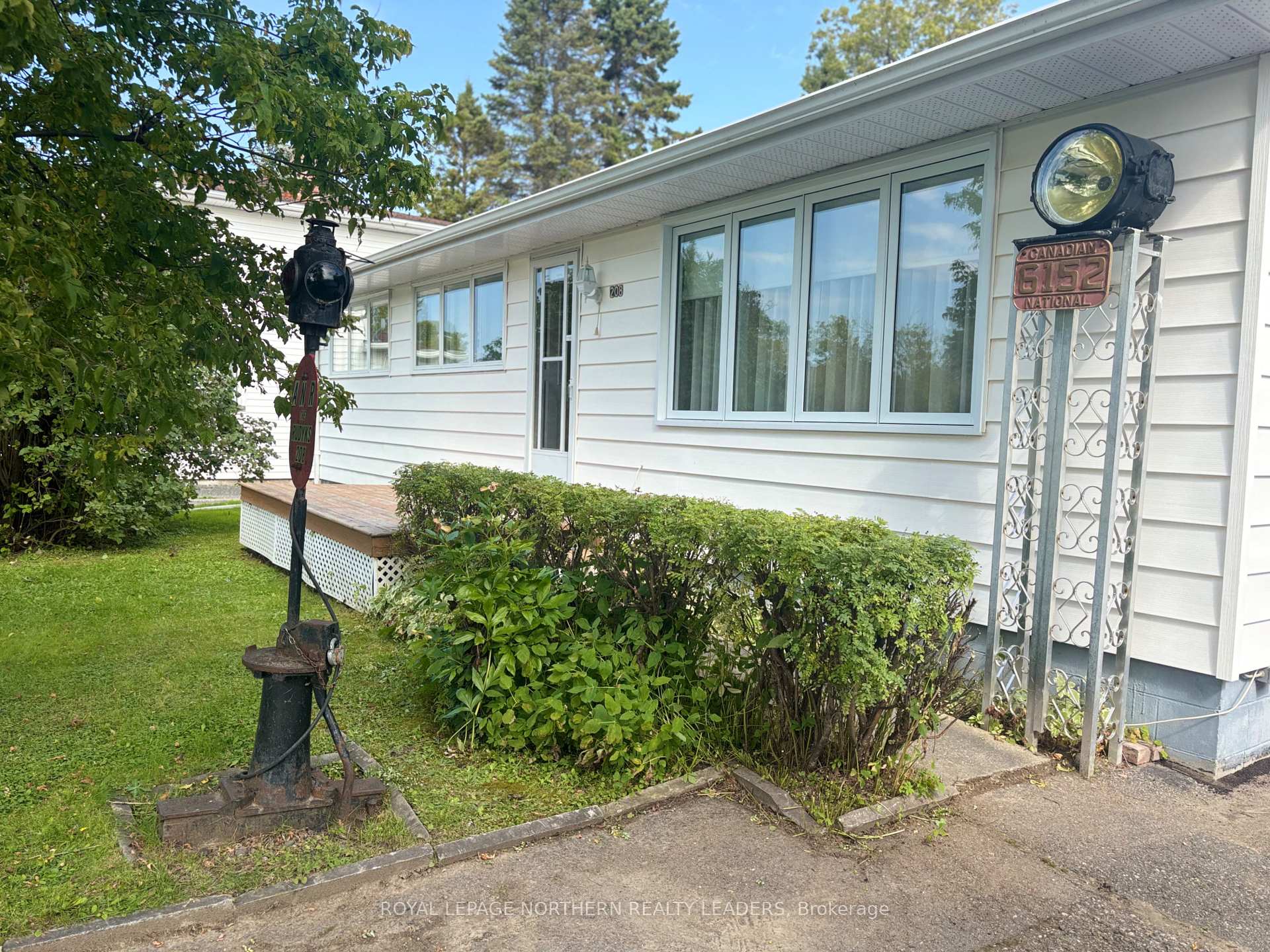 Photo 4 of 208 Second Avenue N, Cochrane — HOMEH