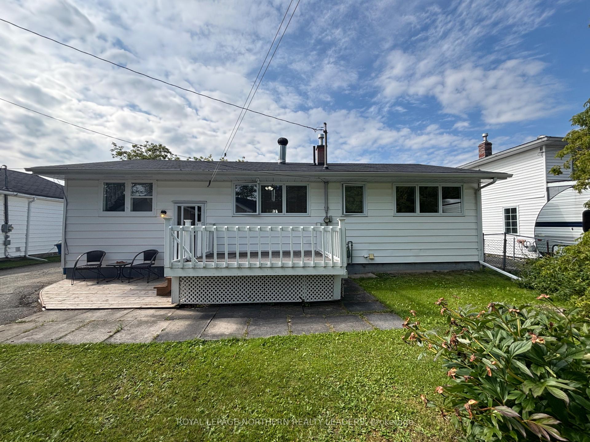 Photo 5 of 208 Second Avenue N, Cochrane — HOMEH