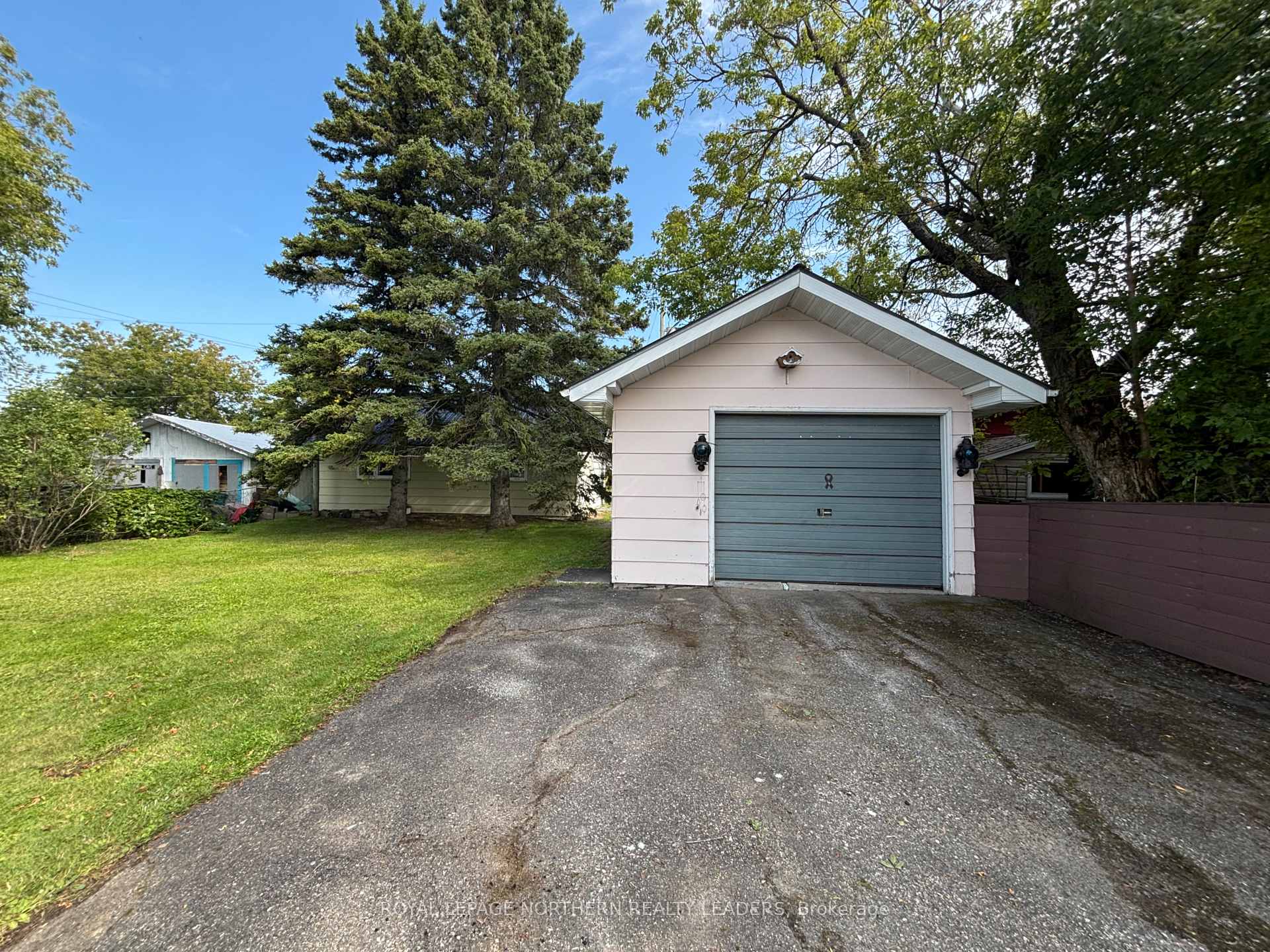 Photo 3 of 208 Second Avenue N, Cochrane — HOMEH