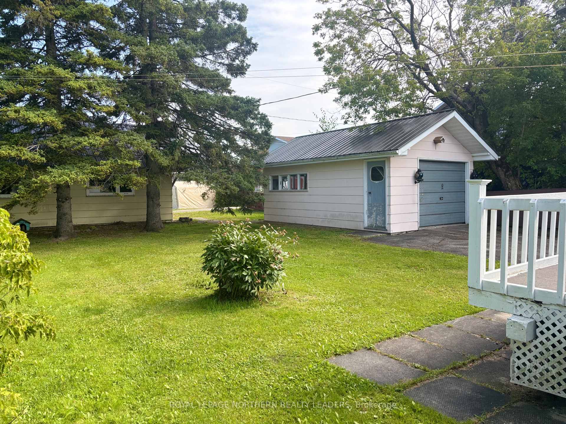 Photo 7 of 208 Second Avenue N, Cochrane — HOMEH