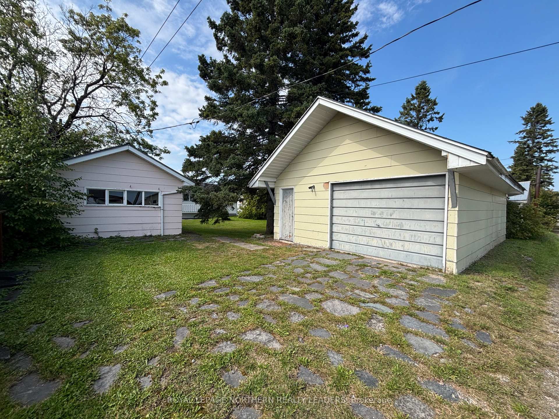 Photo 6 of 208 Second Avenue N, Cochrane — HOMEH