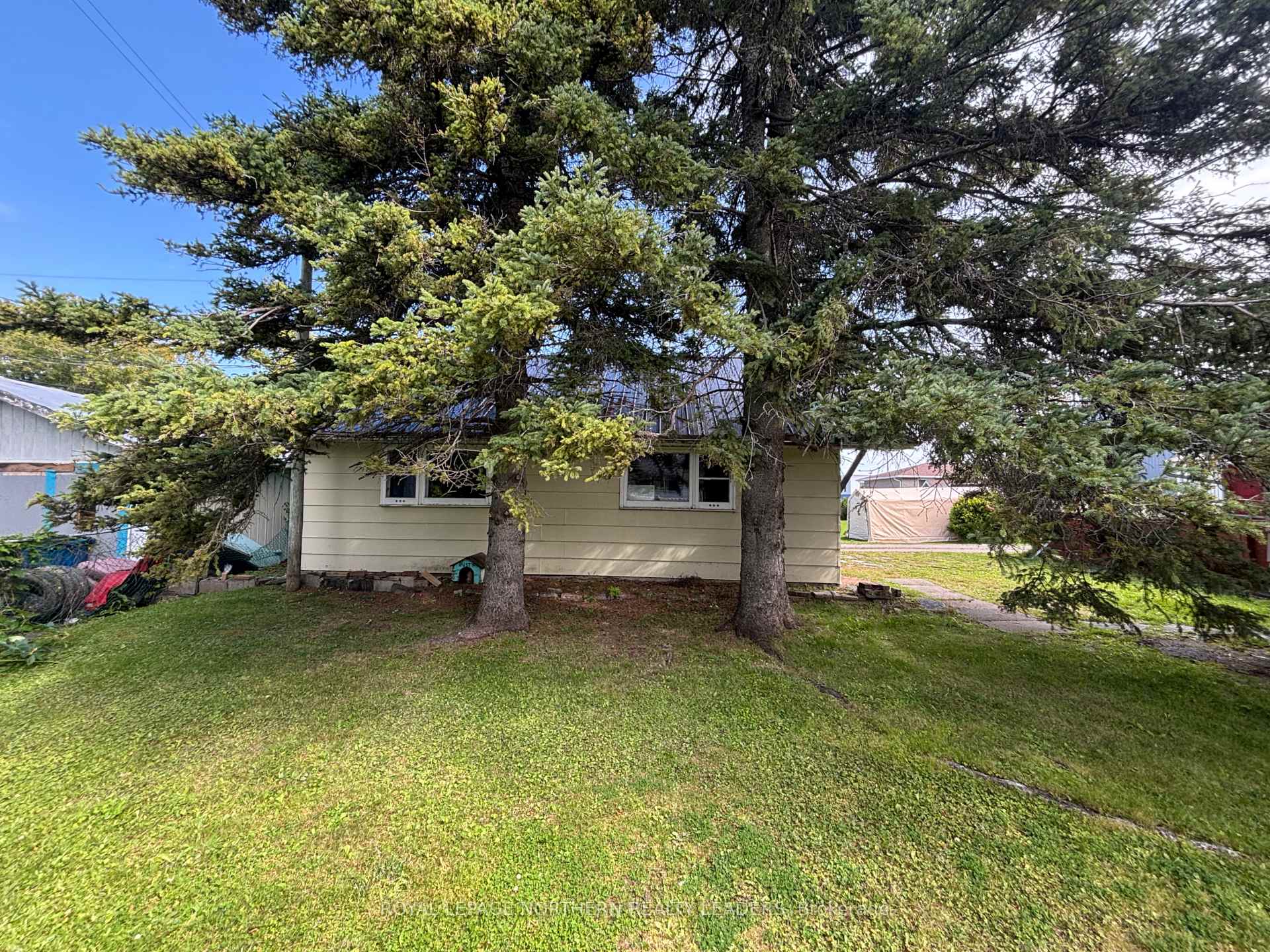 Photo 10 of 208 Second Avenue N, Cochrane — HOMEH