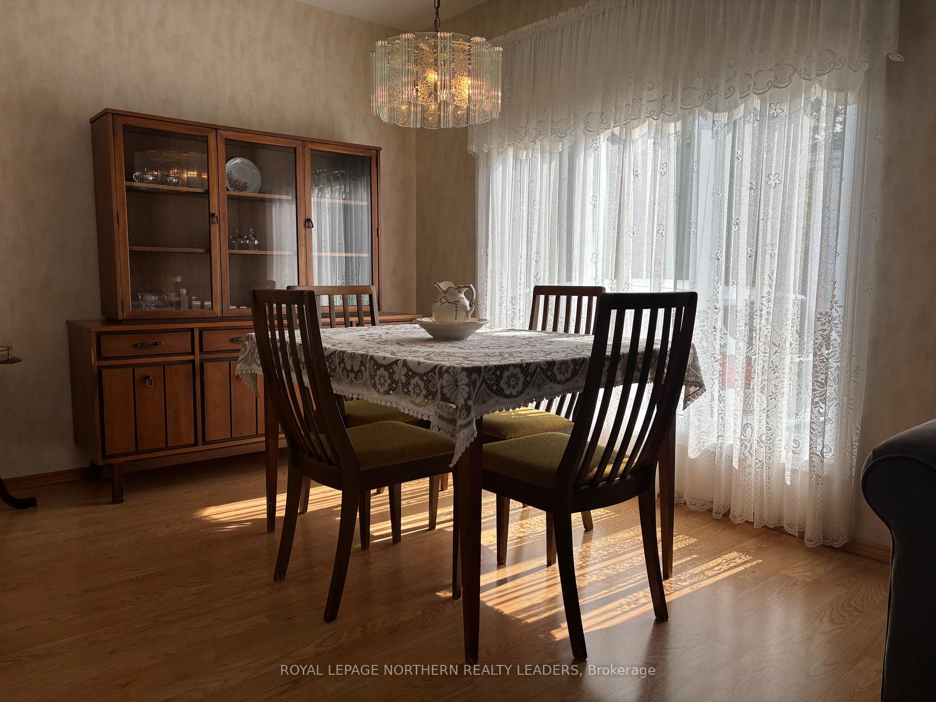 Photo 15 of 208 Second Avenue N, Cochrane — HOMEH