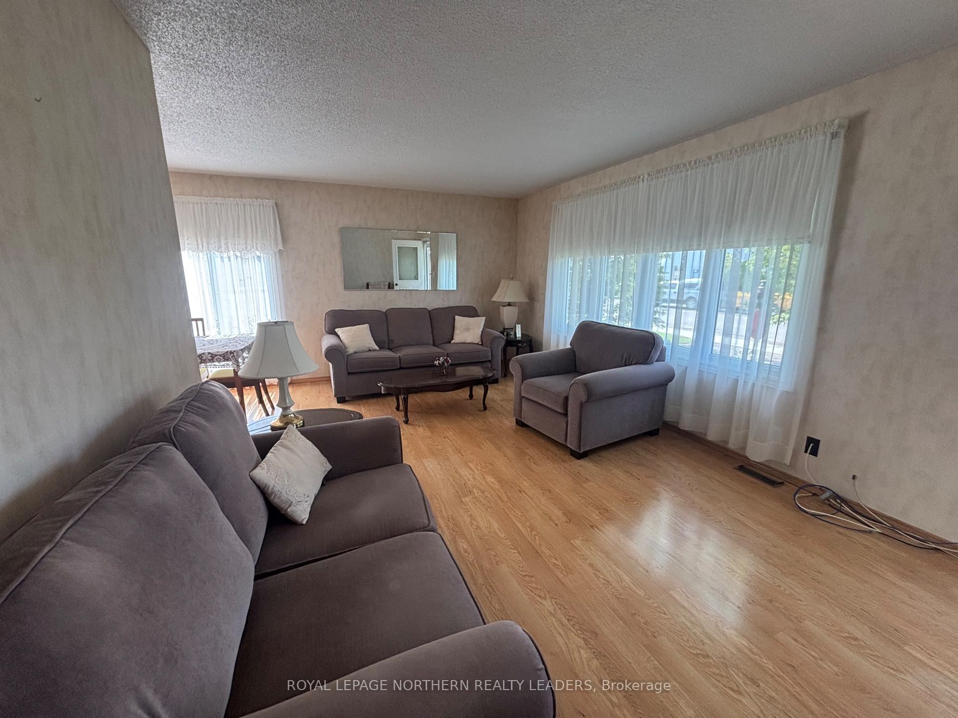Photo 12 of 208 Second Avenue N, Cochrane — HOMEH