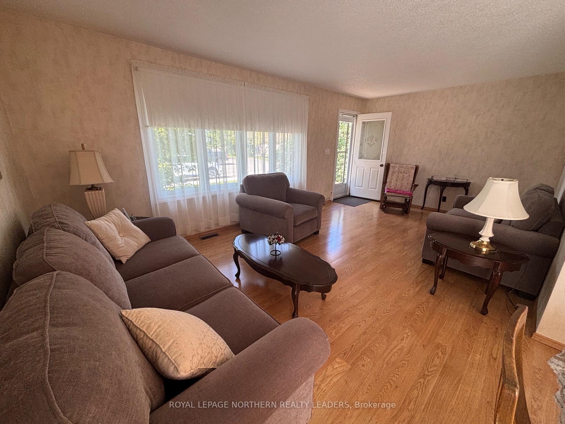 Photo 16 of 208 Second Avenue N, Cochrane — HOMEH