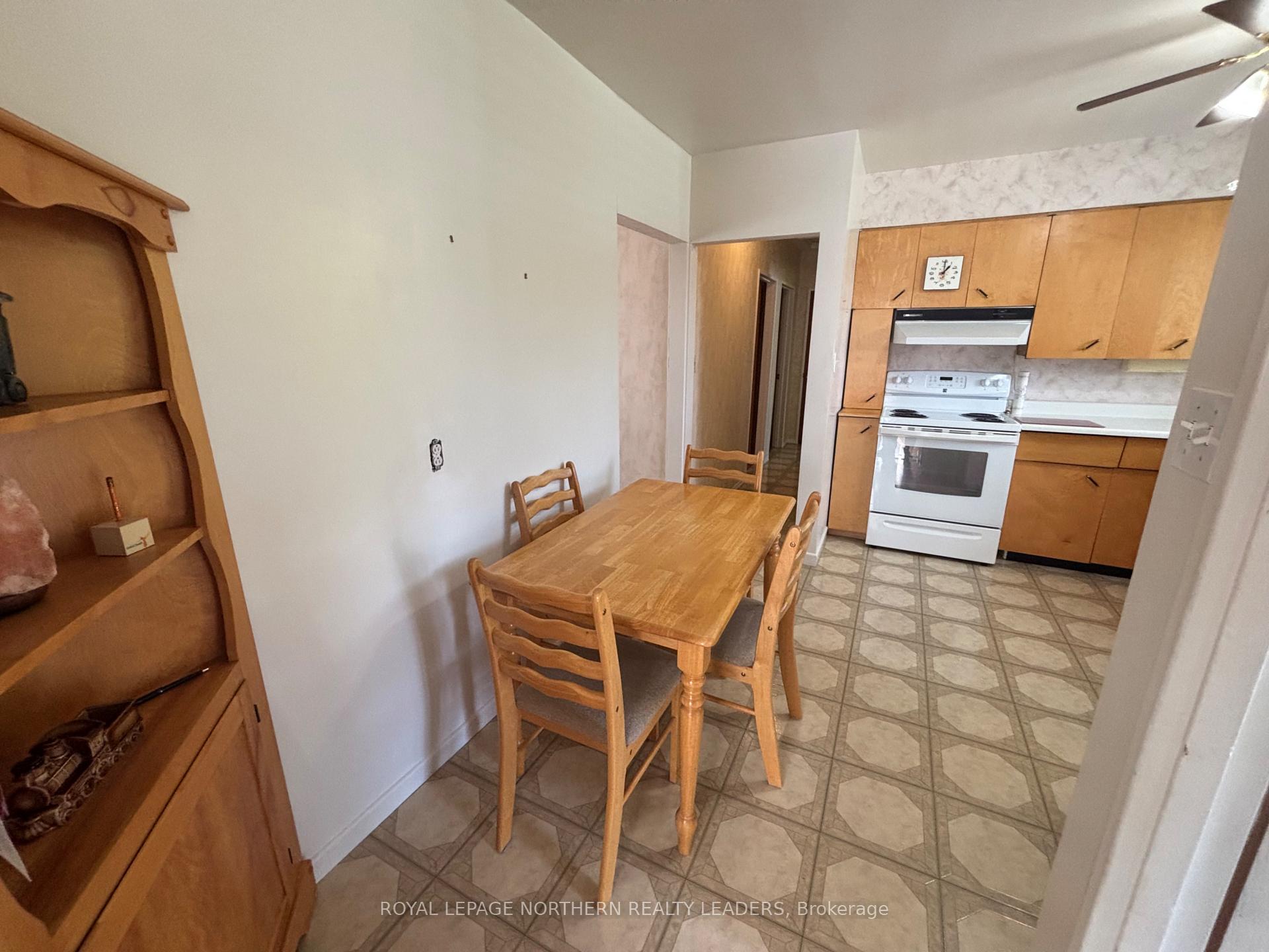 Photo 14 of 208 Second Avenue N, Cochrane — HOMEH