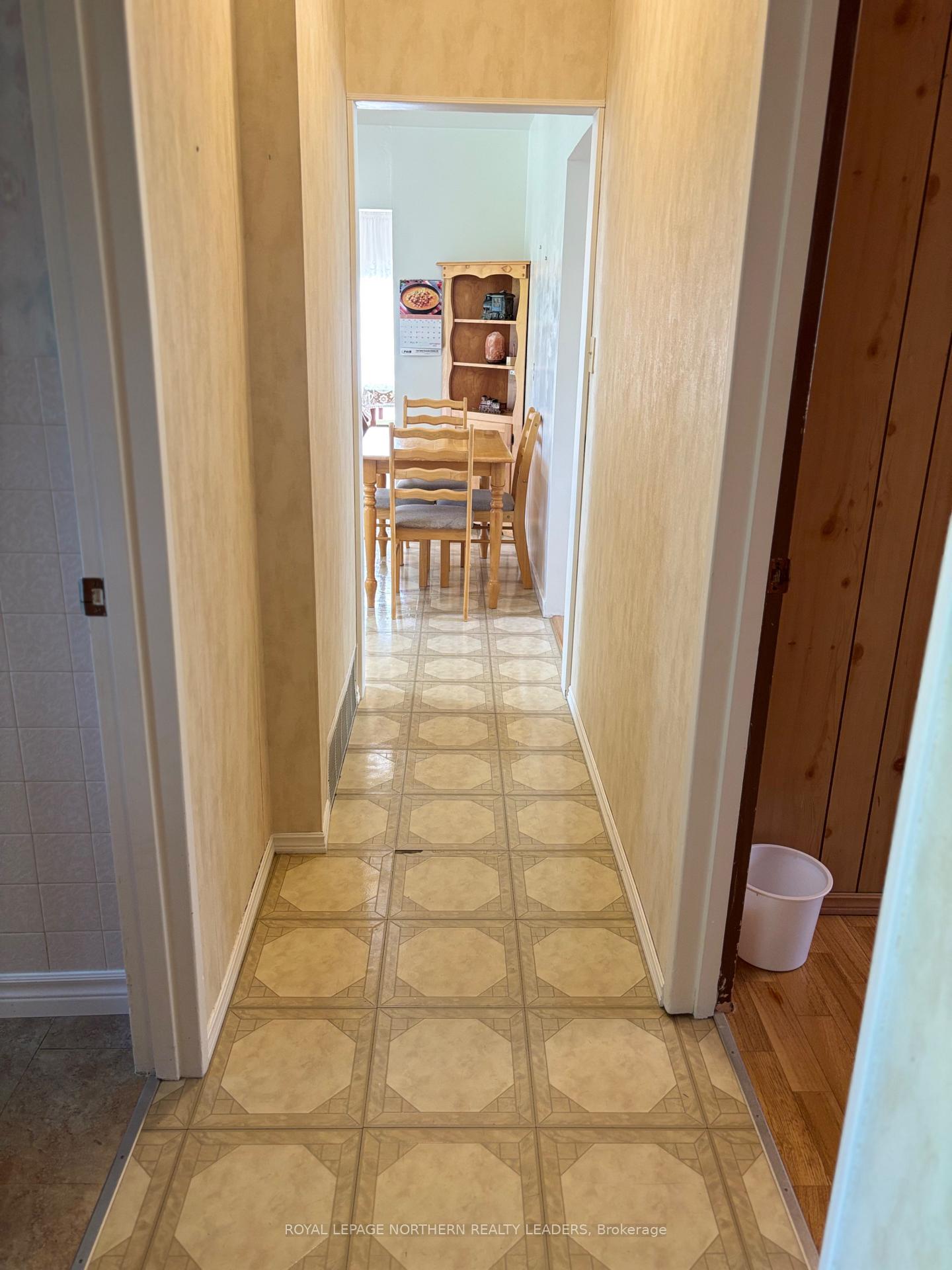 Photo 24 of 208 Second Avenue N, Cochrane — HOMEH