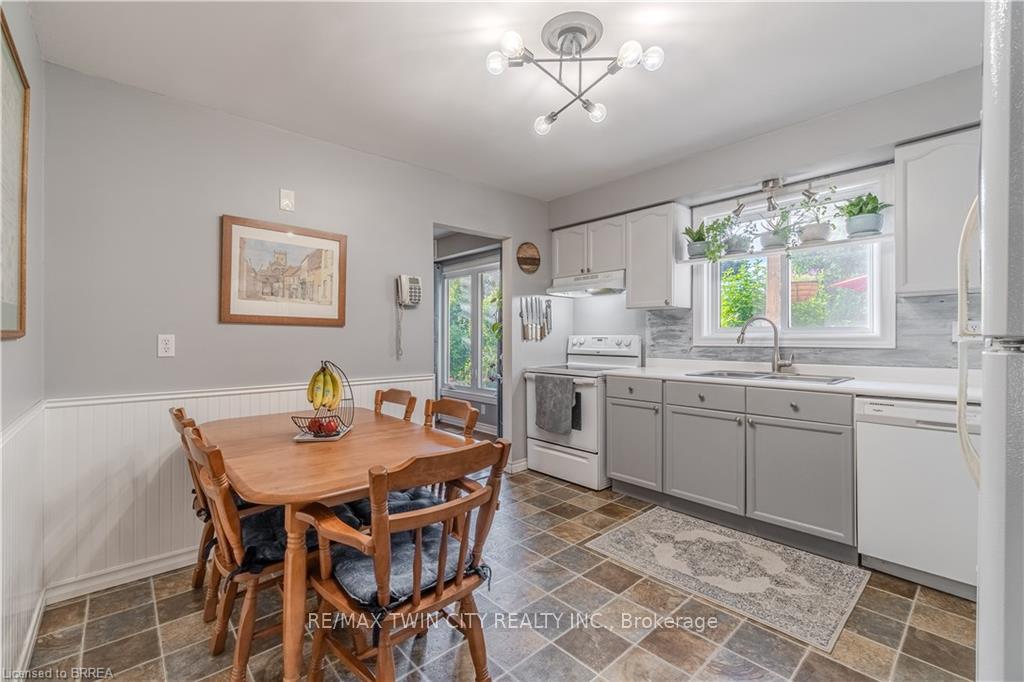 Photo 5 of 19 Trillium Way, Brant, Paris — HOMEH