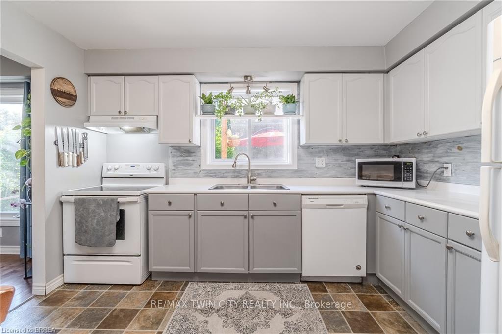 Photo 6 of 19 Trillium Way, Brant, Paris — HOMEH