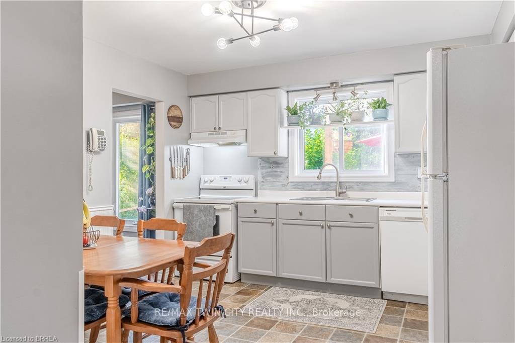 Photo 7 of 19 Trillium Way, Brant, Paris — HOMEH