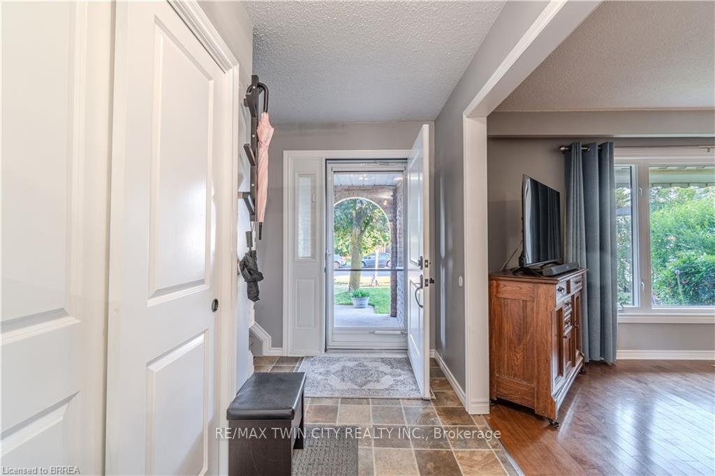 Photo 9 of 19 Trillium Way, Brant, Paris — HOMEH