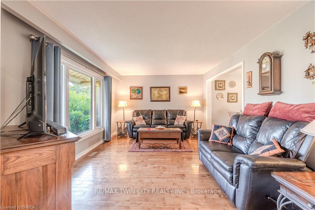 Photo 8 of 19 Trillium Way, Brant, Paris — HOMEH