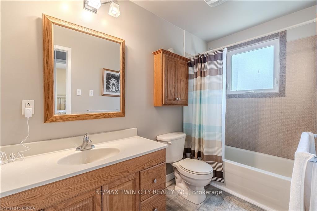 Photo 17 of 19 Trillium Way, Brant, Paris — HOMEH