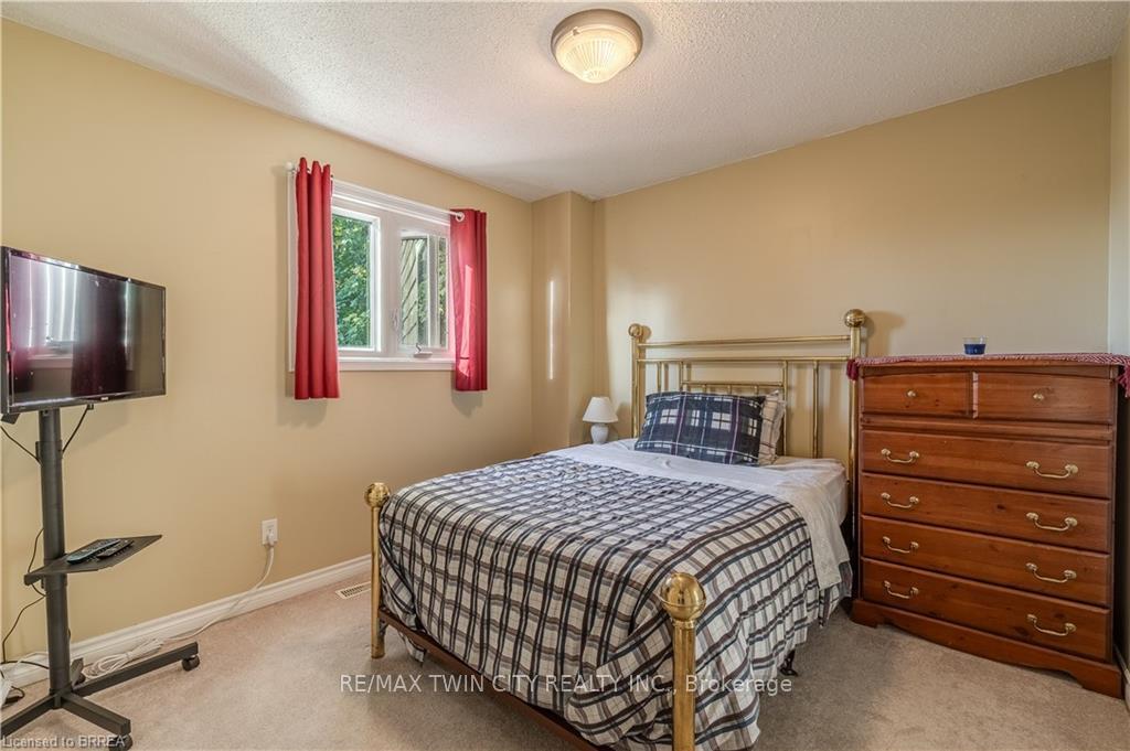 Photo 24 of 19 Trillium Way, Brant, Paris — HOMEH