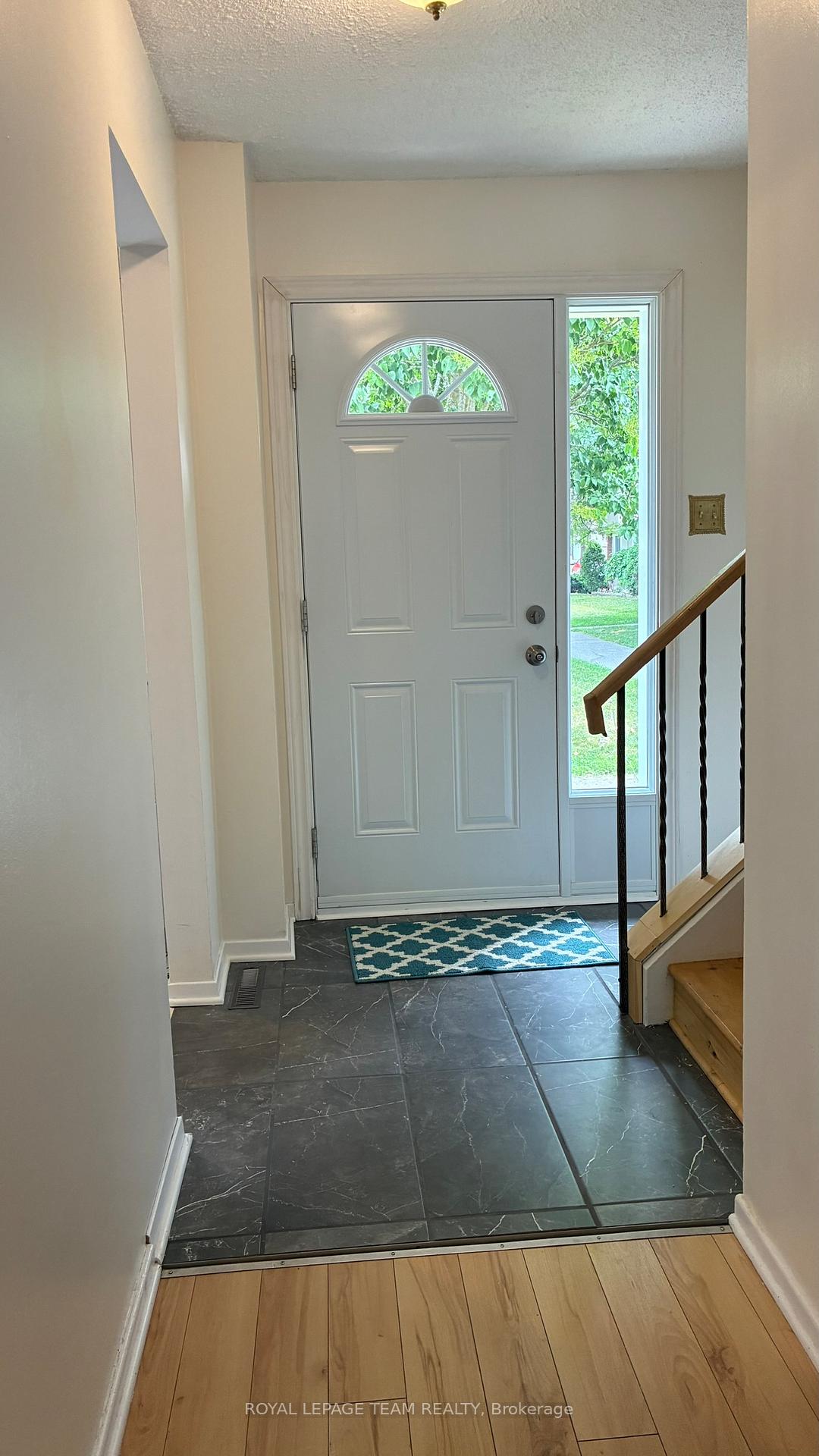 Photo 3 of Unit C, 445 Moodie Drive, Ottawa, Arbeatha Park — HOMEH