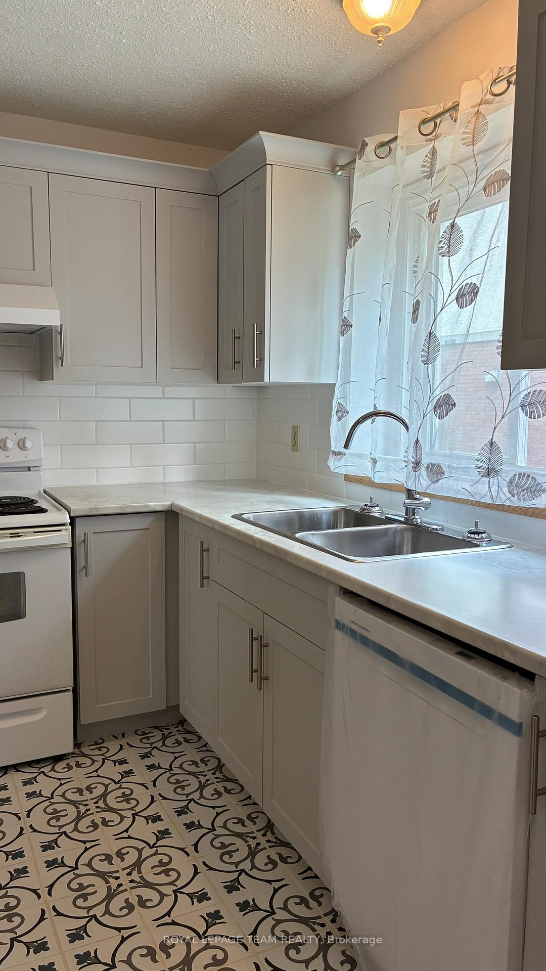 Photo 4 of Unit C, 445 Moodie Drive, Ottawa, Arbeatha Park — HOMEH