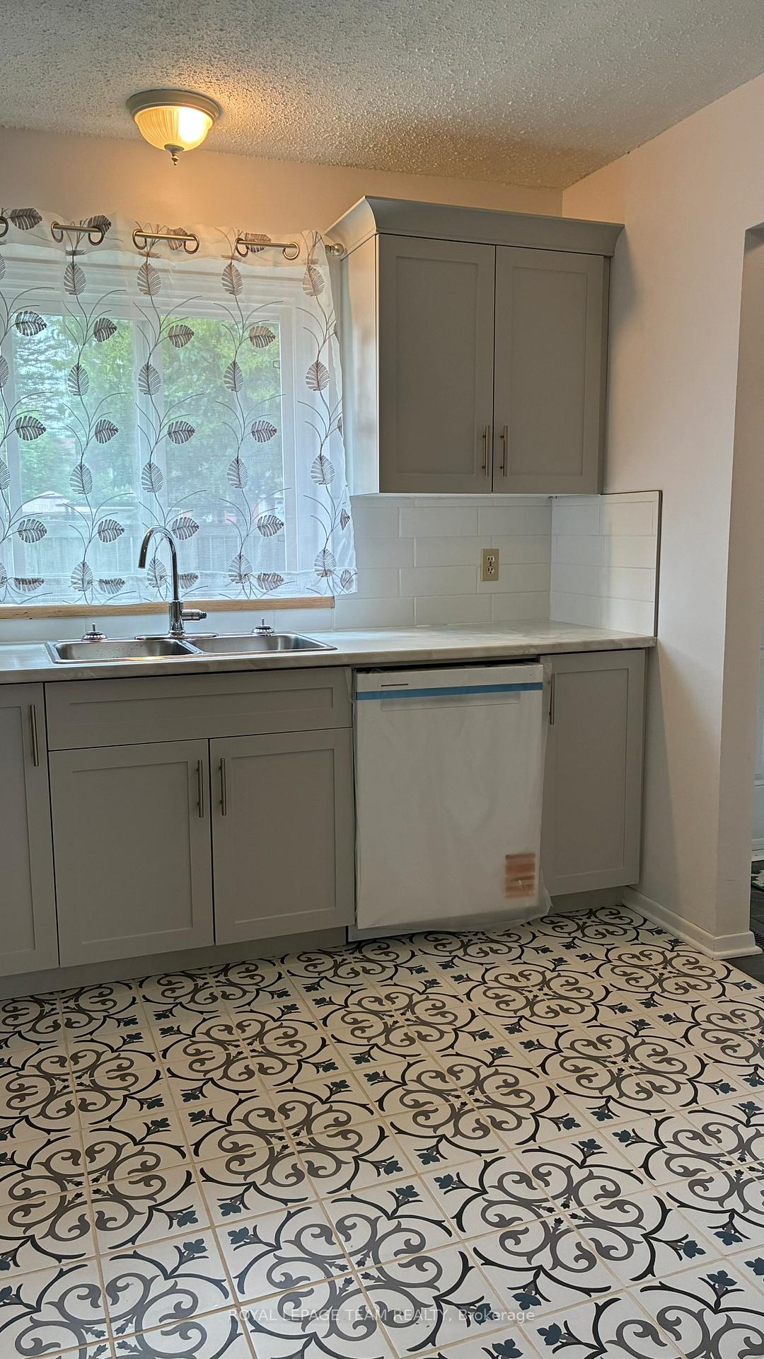 Photo 5 of Unit C, 445 Moodie Drive, Ottawa, Arbeatha Park — HOMEH