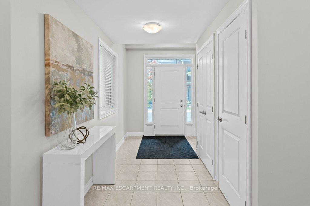 Photo 4 of 16 Ridgeside Lane, Hamilton, Waterdown — HOMEH