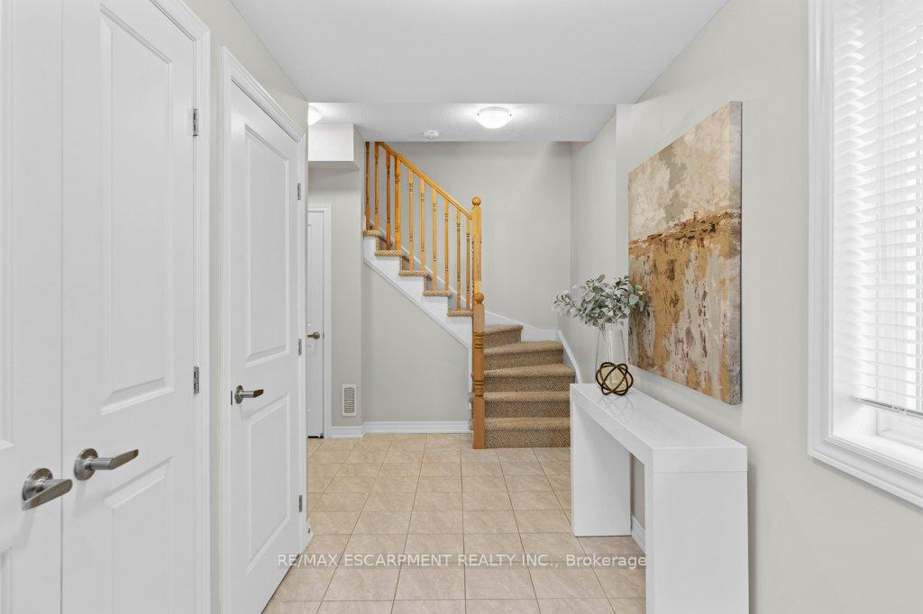 Photo 5 of 16 Ridgeside Lane, Hamilton, Waterdown — HOMEH