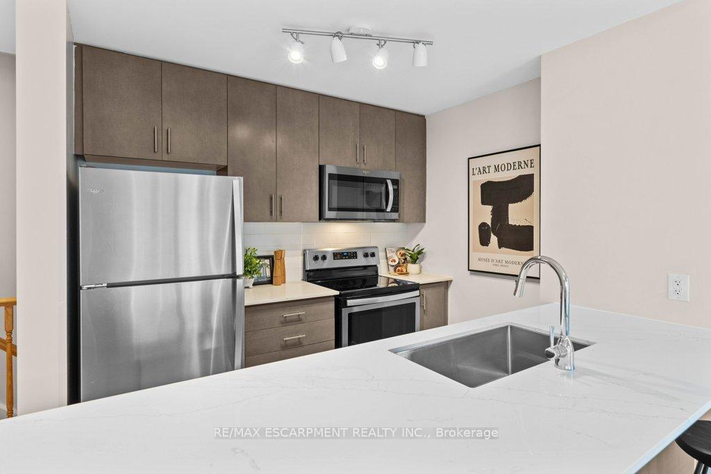 Photo 9 of 16 Ridgeside Lane, Hamilton, Waterdown — HOMEH