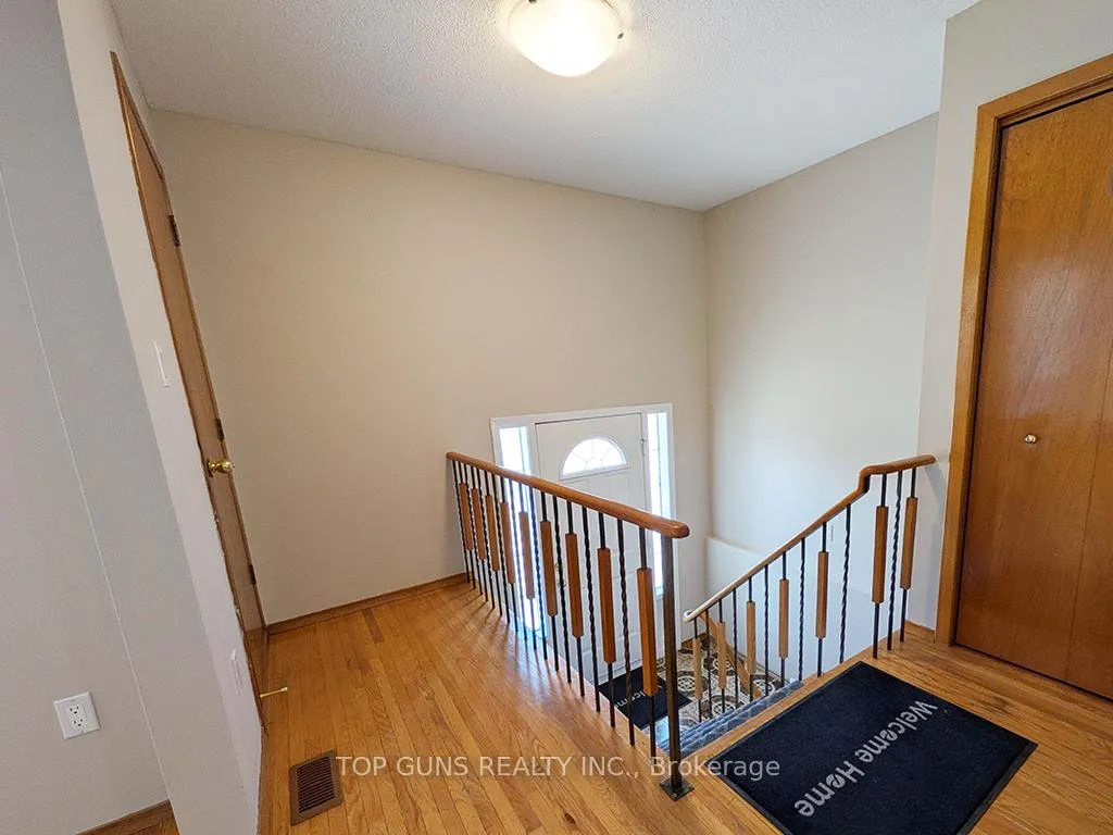 Photo 6 of Unit Upper Level, 55 Agincourt Road, Vaughan, West Woodbridge — HOMEH