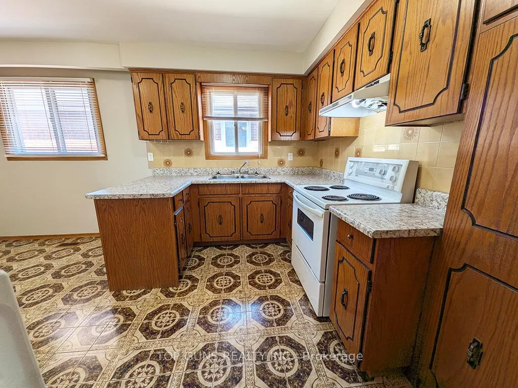 Photo 11 of Unit Upper Level, 55 Agincourt Road, Vaughan, West Woodbridge — HOMEH