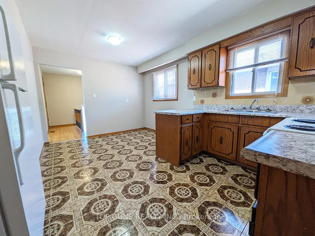 Photo 12 of Unit Upper Level, 55 Agincourt Road, Vaughan, West Woodbridge — HOMEH