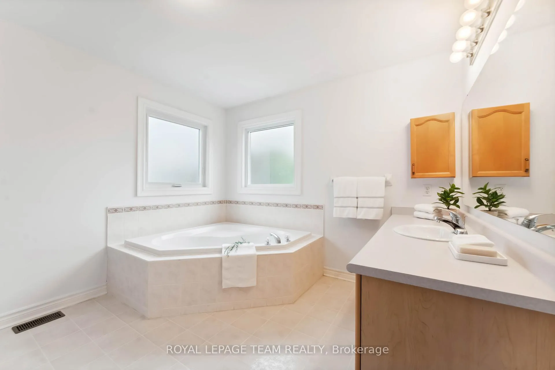 Photo 28 of 39 Vermont Avenue, Ottawa, Barrhaven East — HOMEH