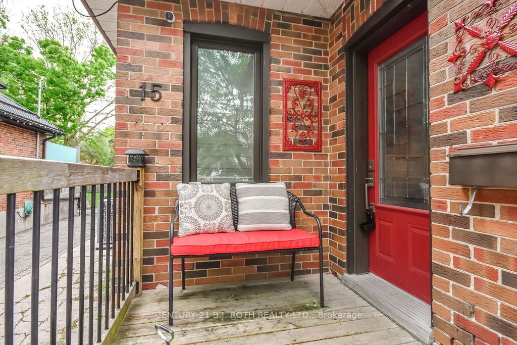 Photo 2 of 15 Thomson Street, Barrie, Queen's Park — HOMEH