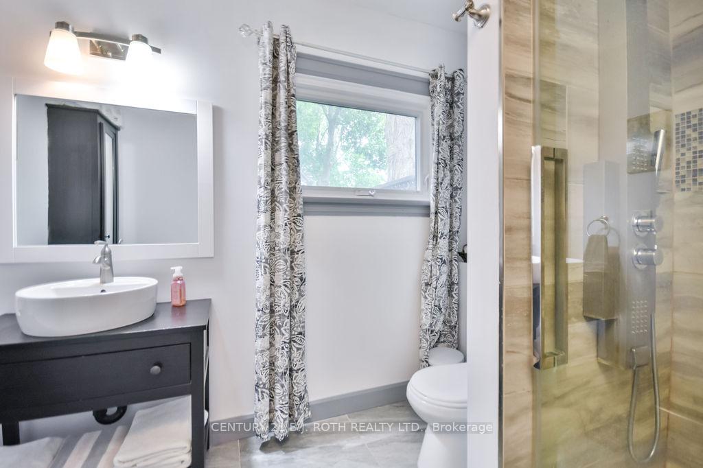 Photo 12 of 15 Thomson Street, Barrie, Queen's Park — HOMEH