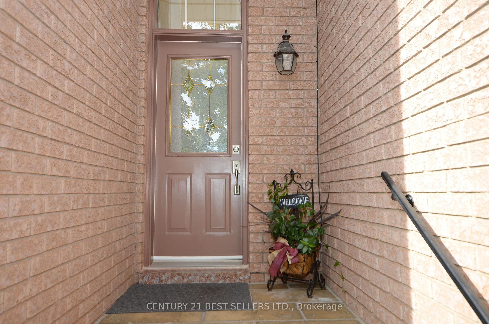 Photo 3 of 24 Tania Crescent, Vaughan, Maple — HOMEH