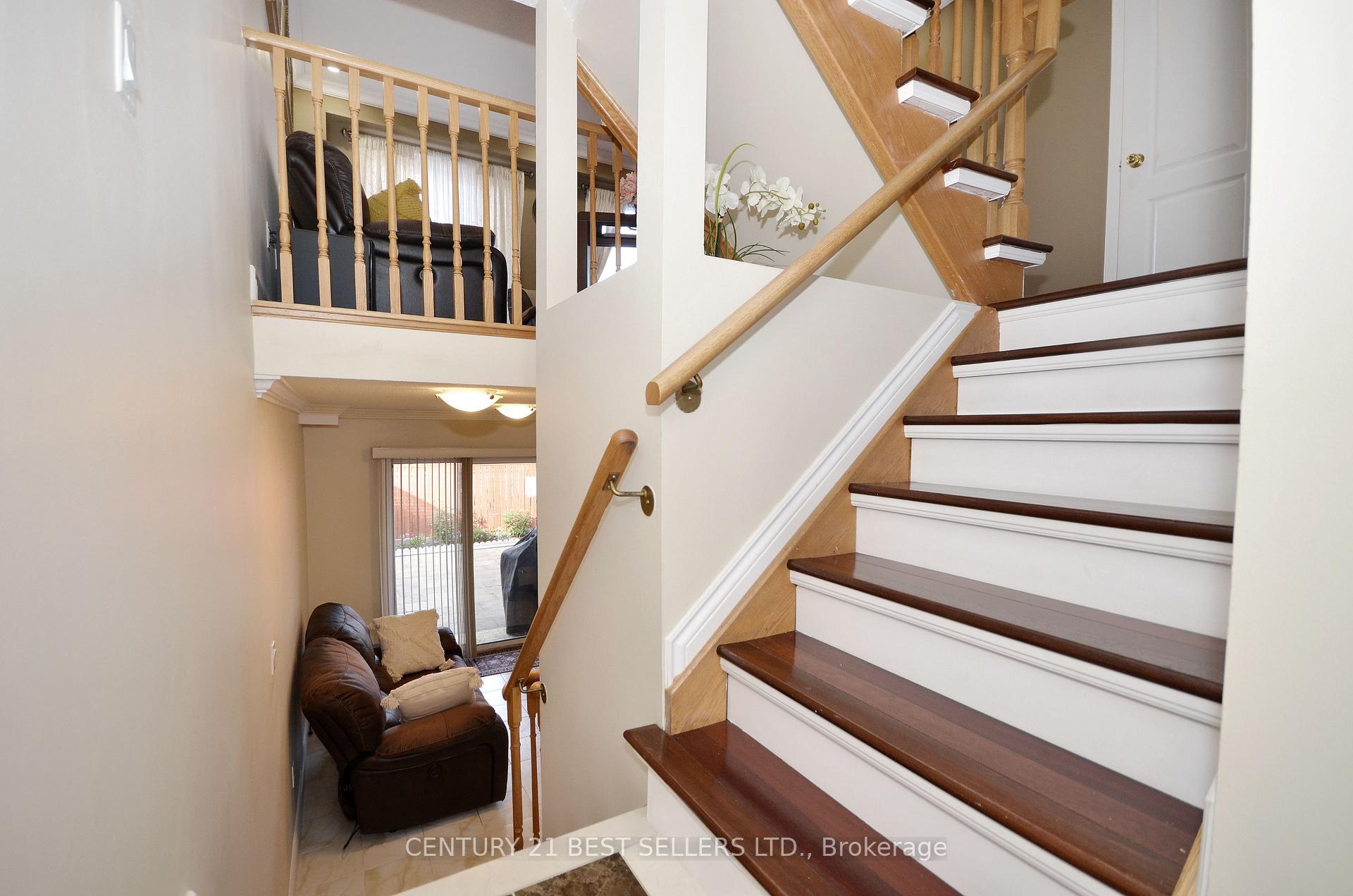 Photo 4 of 24 Tania Crescent, Vaughan, Maple — HOMEH
