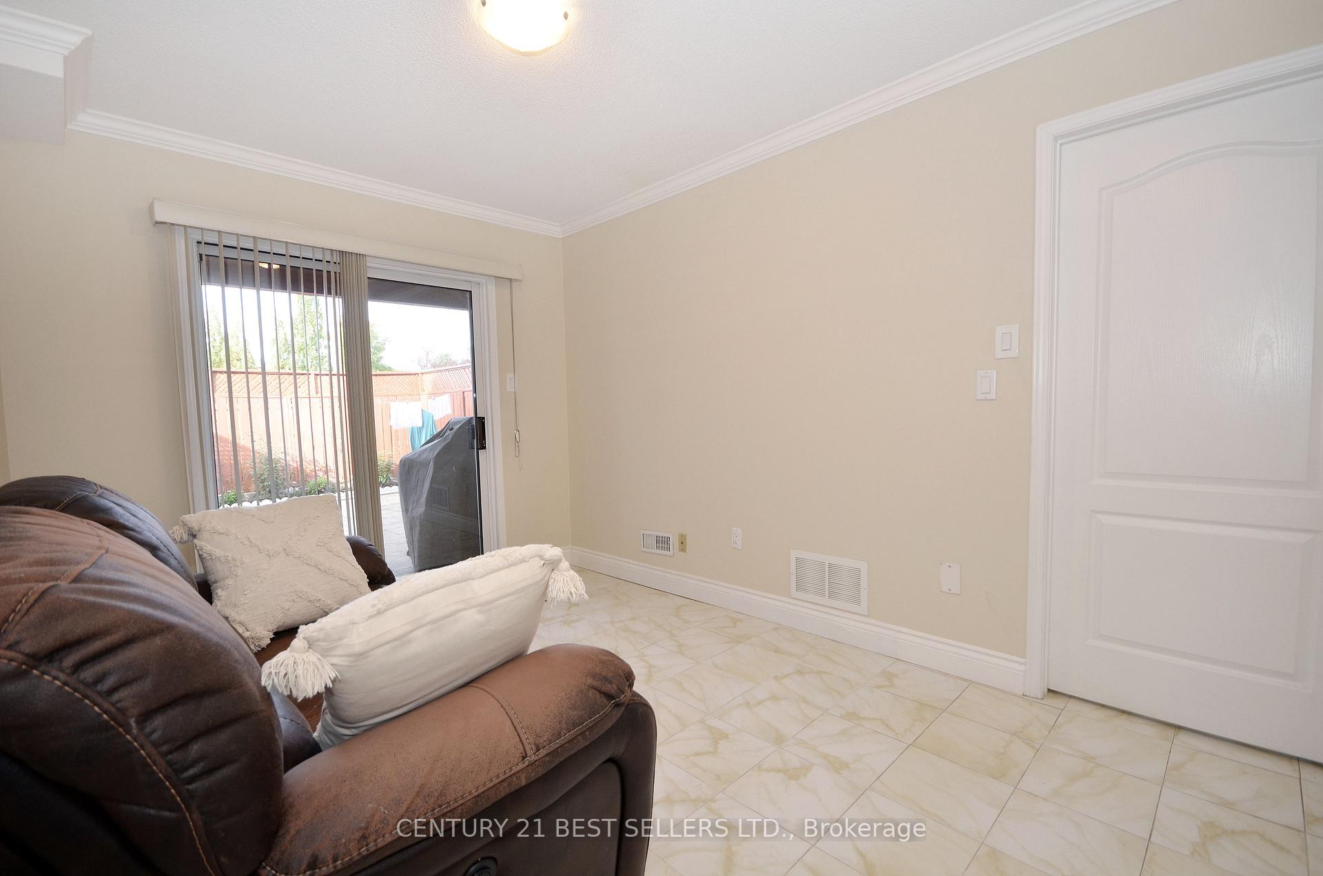 Photo 5 of 24 Tania Crescent, Vaughan, Maple — HOMEH