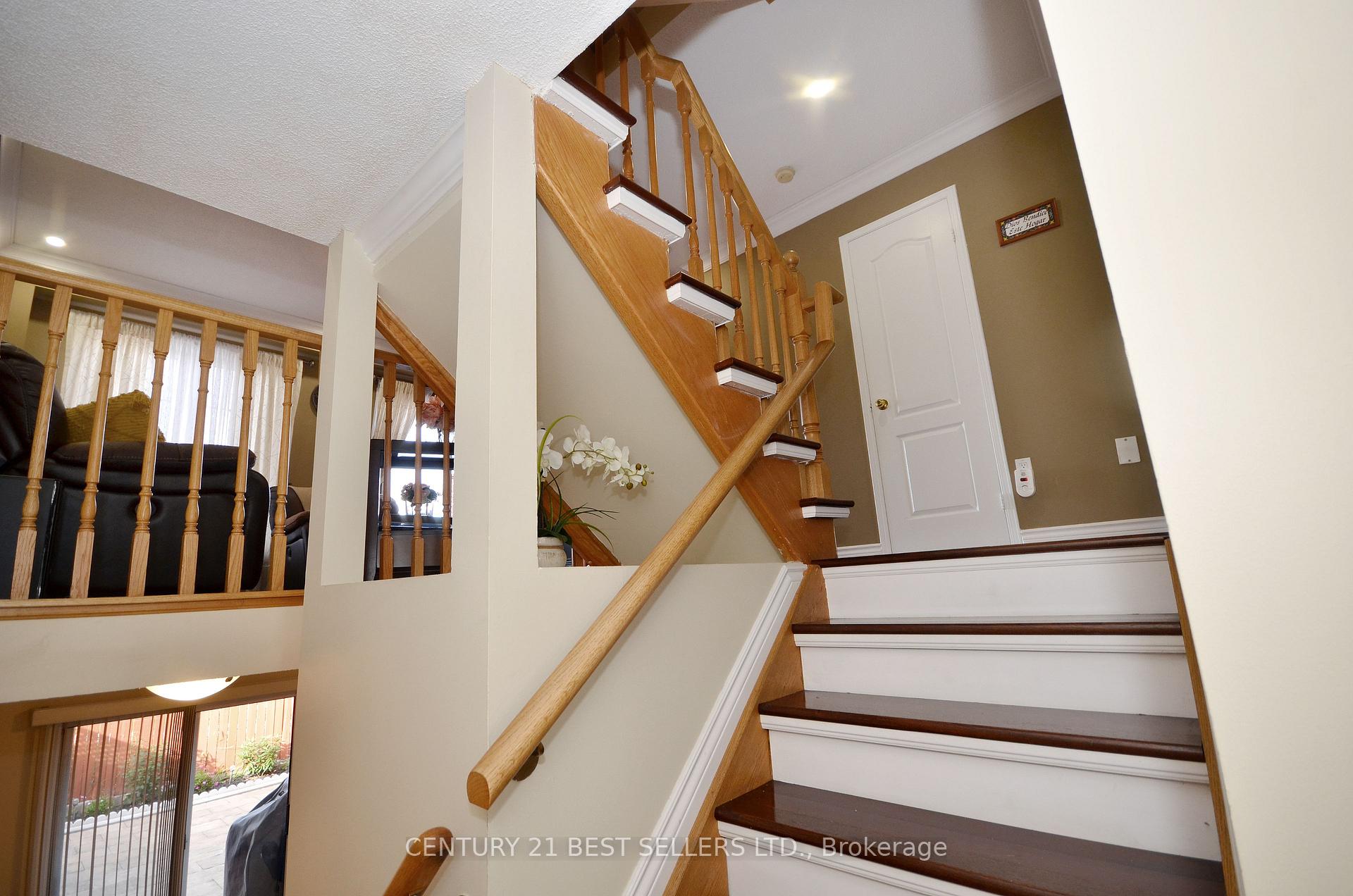 Photo 10 of 24 Tania Crescent, Vaughan, Maple — HOMEH